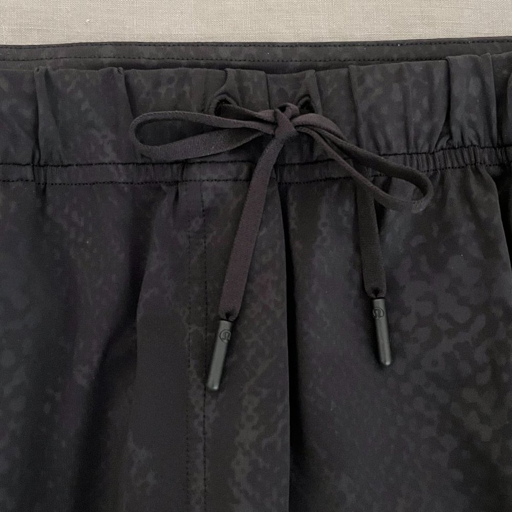 Lululemon Jet Crop *Full-On Luon Desert Snake Deep Coal Black fit size 10 rare - Picture 9 of 9